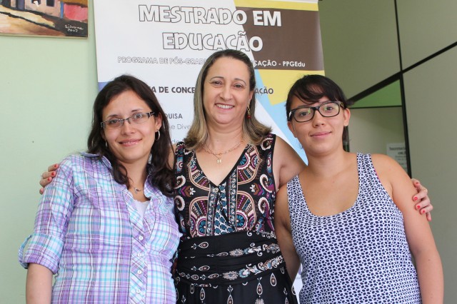 A professora Elizeth Gonzaga dos Santos Lima. ladeada pelas mestrandas vindas da Colmbia, Andrea Rodrguez Vega e Diana Marcela Orjuela Rojas