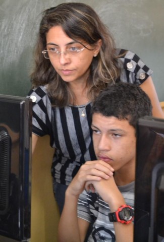 Professora Antnia Alves supervisionando um aluno