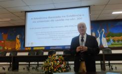 O professor Antnio Vaz Carneiro, da Universidade de Lisboa, ministrou a palestra de abertura do Congresso de Medicina